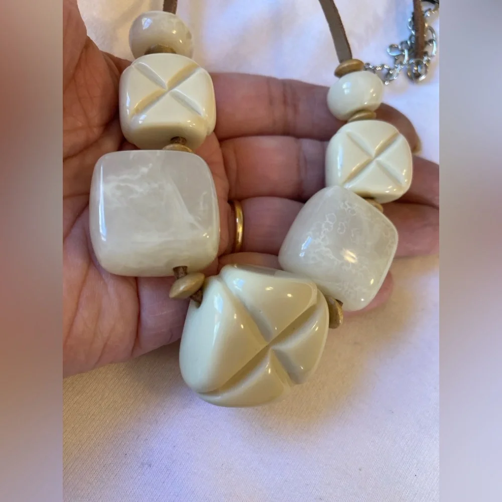 Carved Lucite Vintage Necklace Leather Cord Brown - Picture 6 of 7